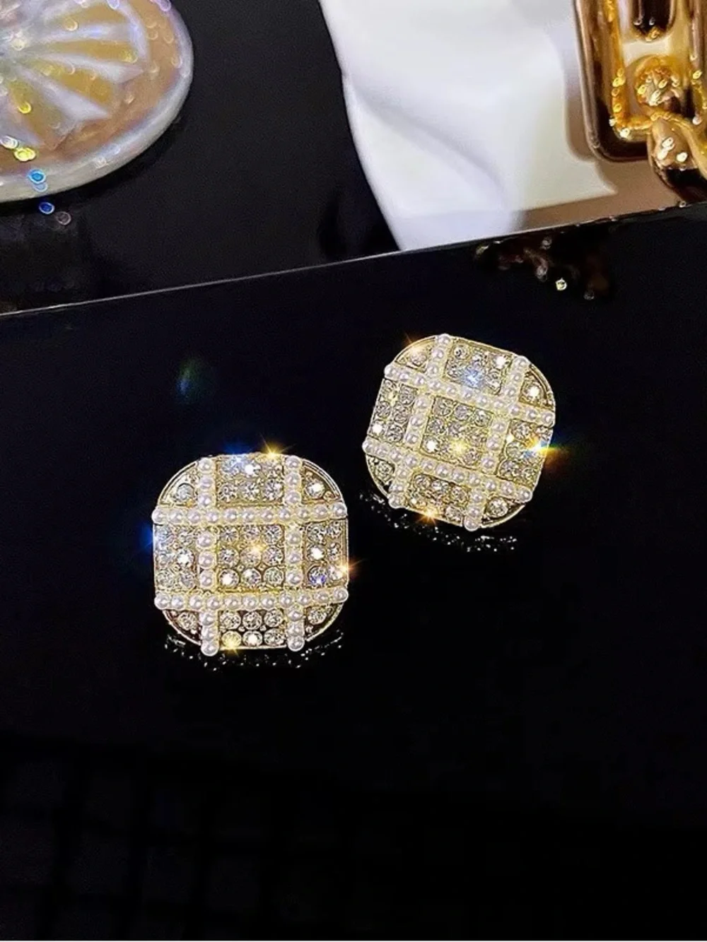 *** High Quality Gold Crystal Pavé Round Stud Earrings - Elegant Women's Jewelry